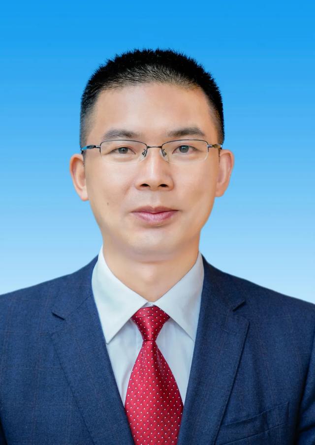 1975年2月生,大学,中共党员,现任西昌市委常委,市人民政府常务副市长