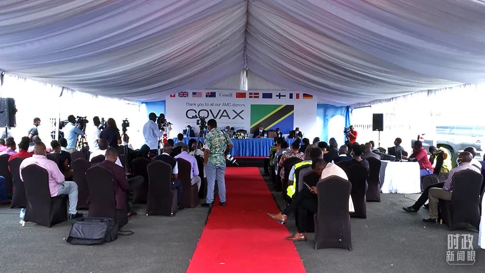 △2021年10月8日,中国政府通过“新冠疫苗实施计划”捐赠的新冠疫苗运抵坦桑尼亚。当地政府在机场举行隆重的欢迎仪式。(总台记者史跃拍摄)
