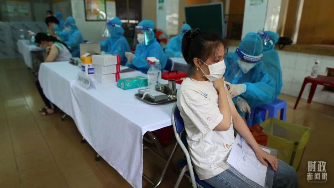 △2021年10月27日，越南胡志明市，当地开始为12岁至17岁的青少年接种新冠疫苗。（图/视觉中国）