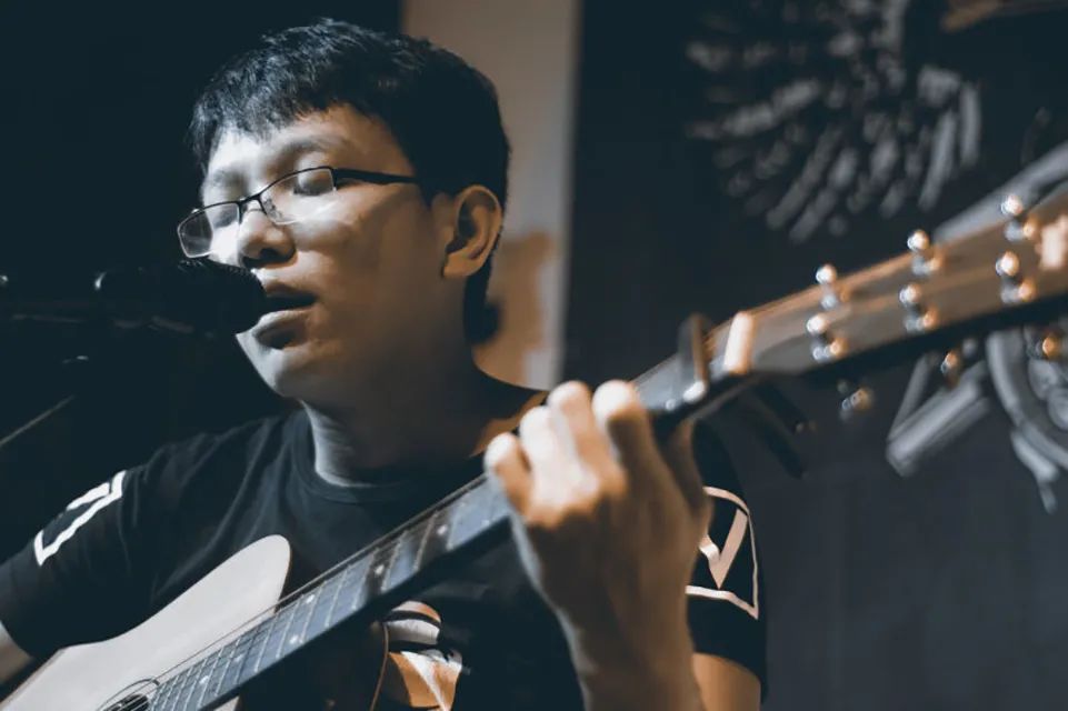 歌曲《直到那么一天》由音乐人b超作词作曲,王泽峰编曲,唐显程担任