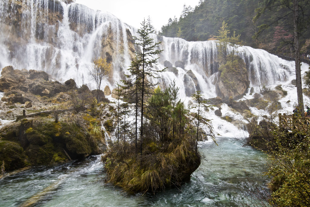 雄厚的瀑声刚毅的旋律九寨沟四大瀑布之一树正瀑布