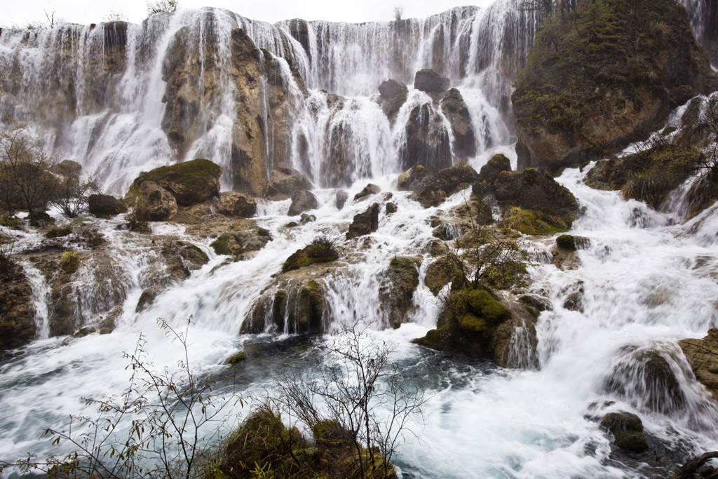 雄厚的瀑声刚毅的旋律九寨沟四大瀑布之一树正瀑布