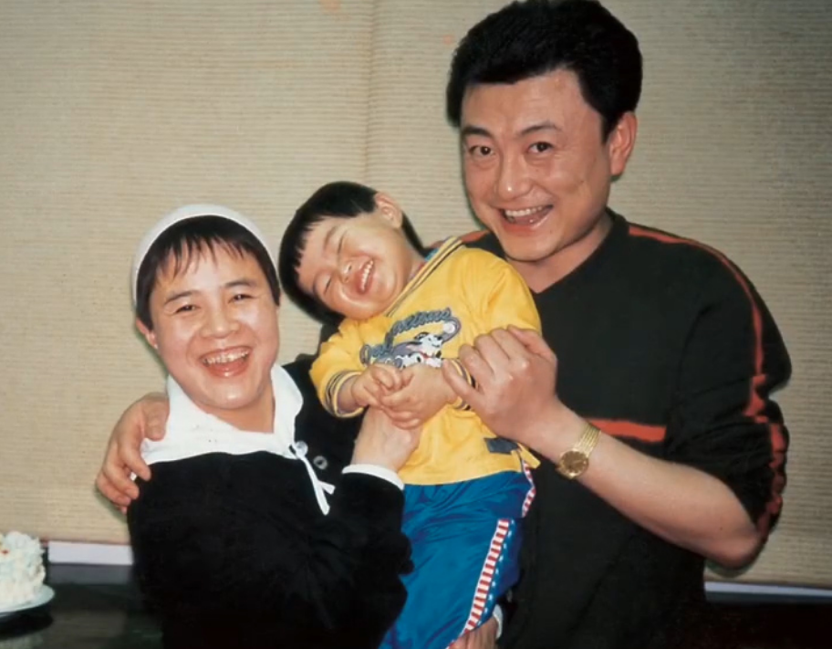 55岁金龟子大方秀恩爱直言老公王宁很爱她揪头发回应假发质疑