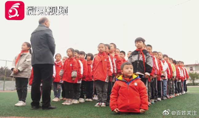 因车祸失去双腿，贵州7岁无腿男孩用小木盒当腿求学 成绩全年级第二！休闲区蓝鸢梦想 - Www.slyday.coM