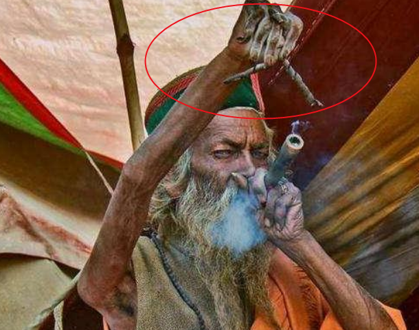 印度奇葩苦行僧右手高举了46年一直没有放下现在变啥样了