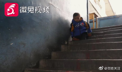 因车祸失去双腿，贵州7岁无腿男孩用小木盒当腿求学 成绩全年级第二！休闲区蓝鸢梦想 - Www.slyday.coM