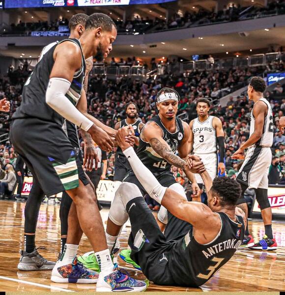 三战8336却吞3连败字母背靠背不歇尽力了雄鹿放走塔克影响大