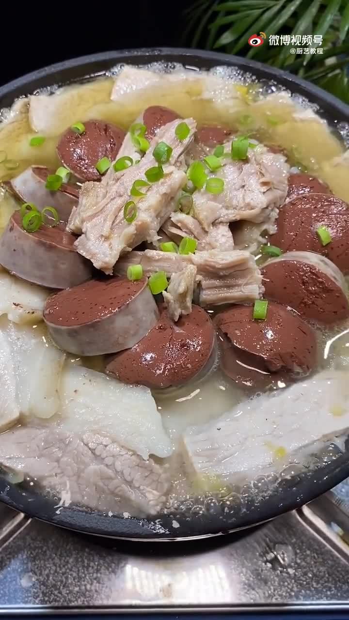 东北菜酸菜炖血肠老好吃了,快试试吧!