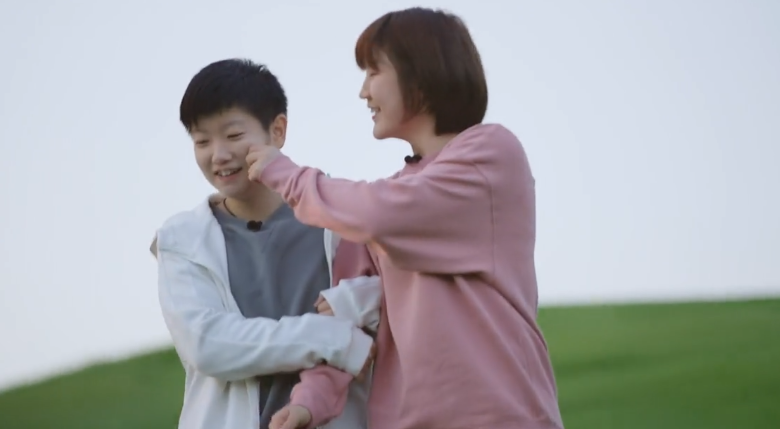 孙颖莎与陈梦合体比心被捏脸遭吐槽生活中爱卖萌感谢伊藤美诚