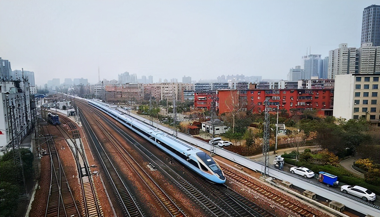 正文  包海高速铁路的修建将形成一条新的铁路大动脉,这条铁路成功将8