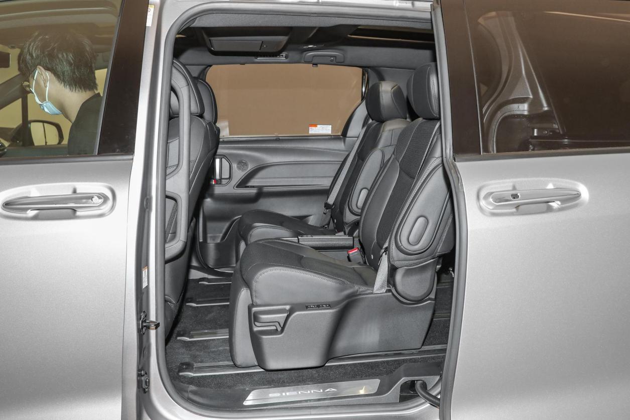 顶配卖到40.58万，还要加价，丰田赛那真有挑战别克GL8的实力？