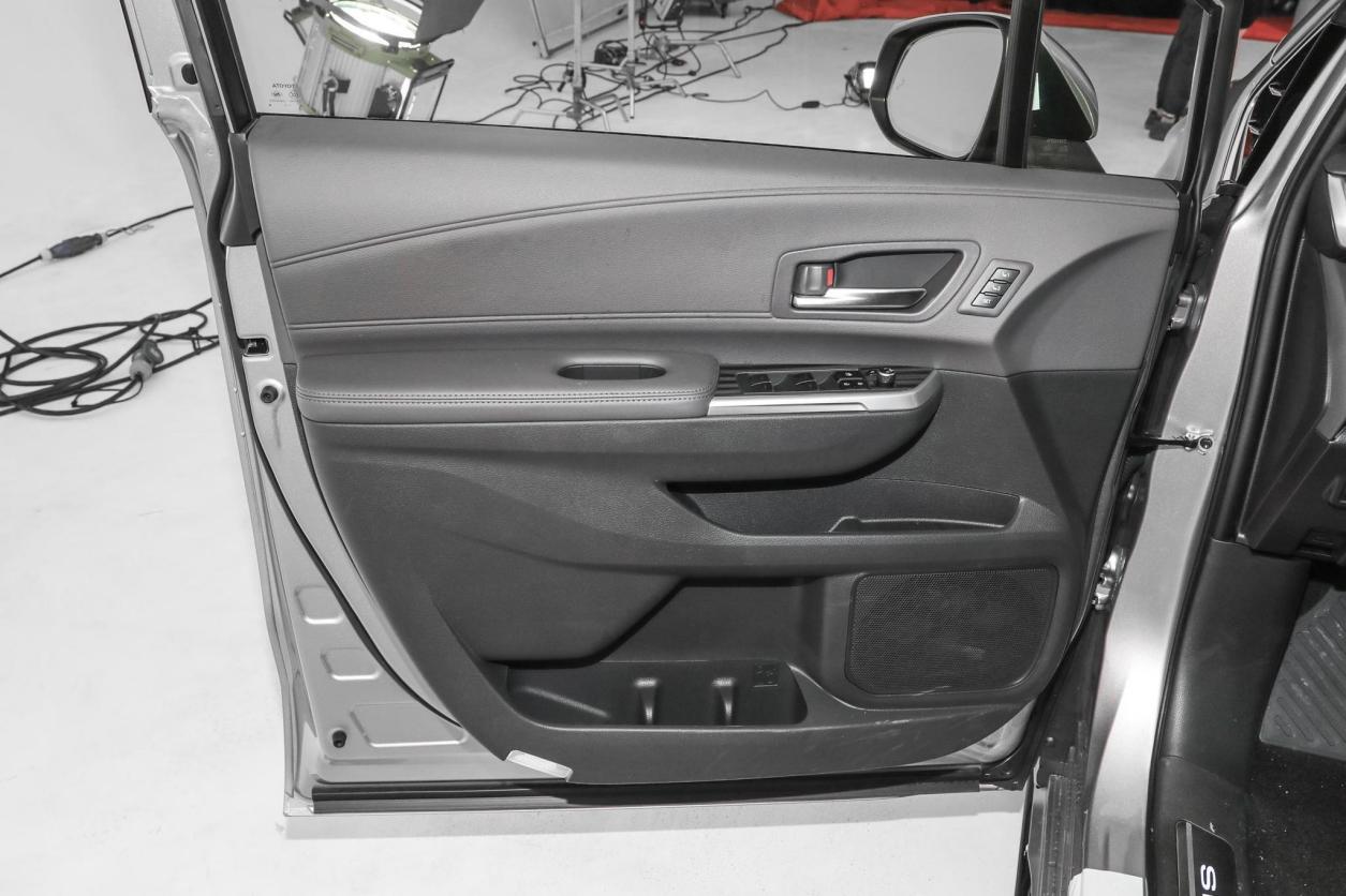 顶配卖到40.58万，还要加价，丰田赛那真有挑战别克GL8的实力？