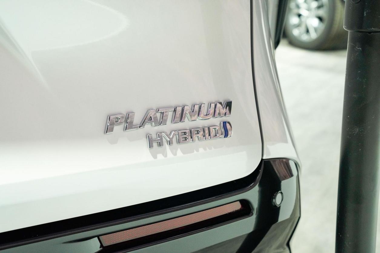 顶配卖到40.58万，还要加价，丰田赛那真有挑战别克GL8的实力？