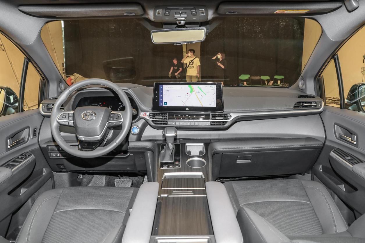 顶配卖到40.58万，还要加价，丰田赛那真有挑战别克GL8的实力？