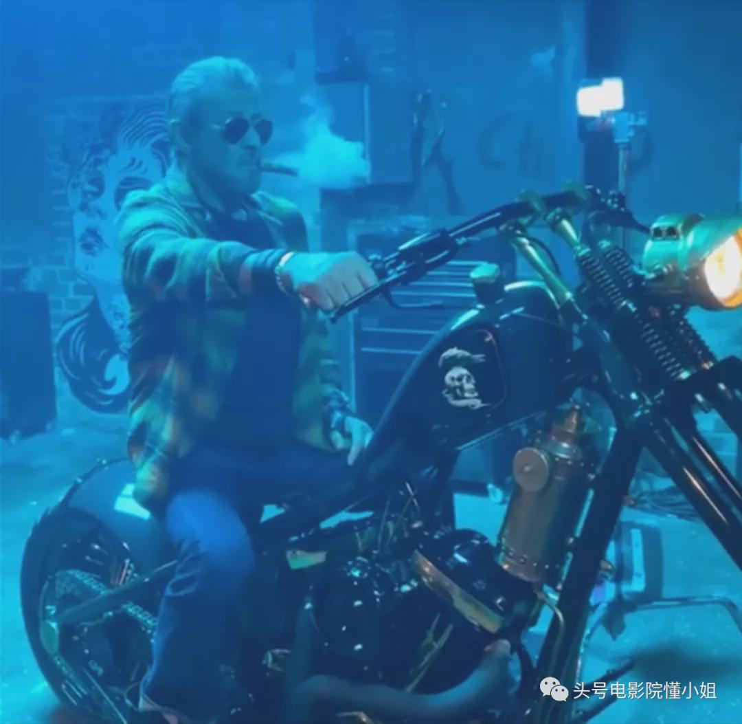 史泰龙,虽然头发花白,依然还是那么干练和健硕,看着他骑着哈雷摩托车