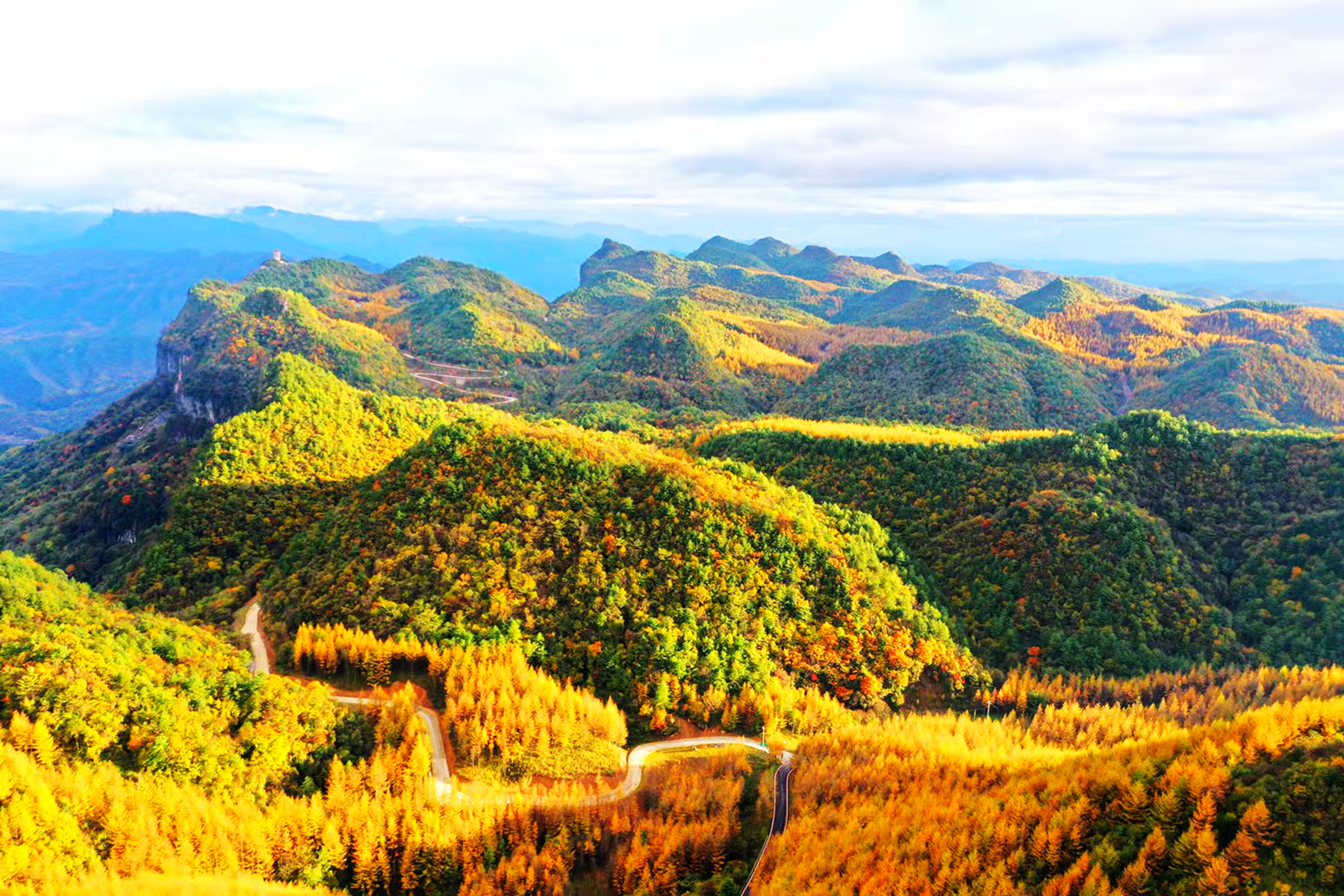 云赏秋景打卡纯净的自然旅行地曾家山空中俯瞰群山红叶美