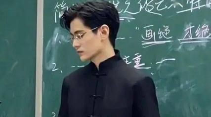 别给老师抹黑!大学老师撞脸“任嘉伦”,真实职业被扒出,怒了!休闲区蓝鸢梦想 - Www.slyday.coM