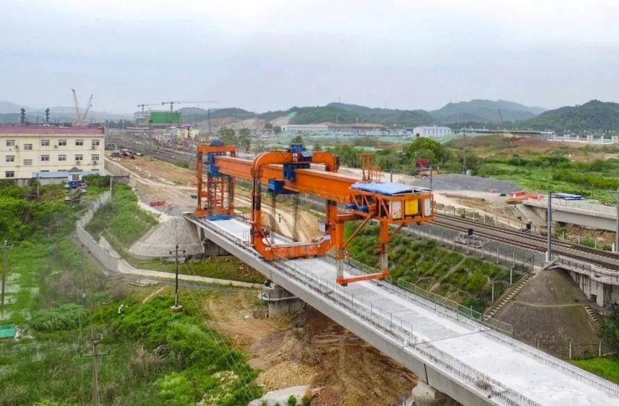 图为在建的包海铁路