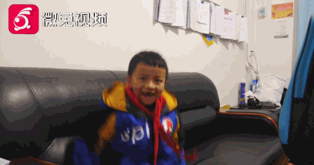 因车祸失去双腿，贵州7岁无腿男孩用小木盒当腿求学 成绩全年级第二！休闲区蓝鸢梦想 - Www.slyday.coM