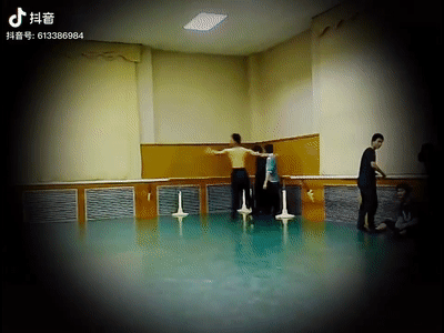 她到底是啥背景咋一张背影照就能火遍全网