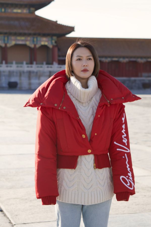 谭维维美得很霸气,羽绒衣也掩盖不住好身材,一头短发干净利落|谭维维