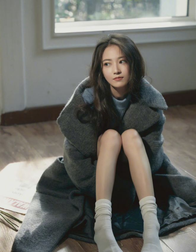 陈钰琪给人感觉总是很舒服冬日写真保暖可爱微微一笑让人心动