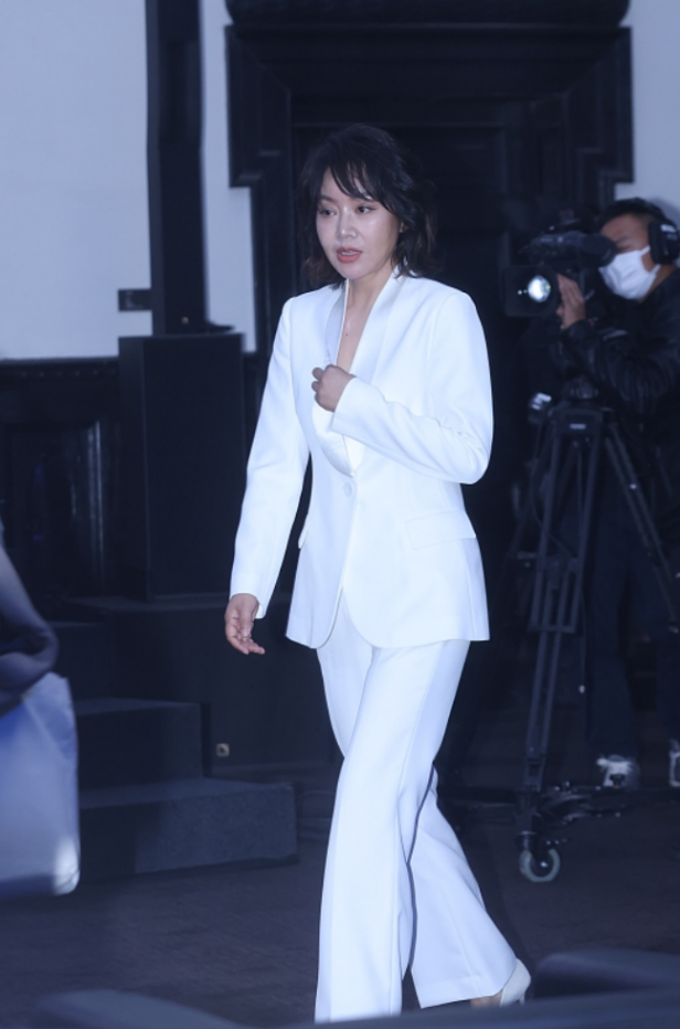 生图下的闫妮挺真实的,看身材也没那么瘦,可穿白西装气场真足|闫妮