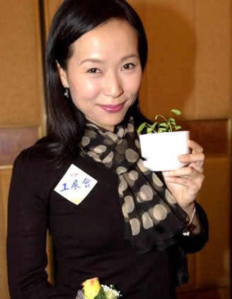 58岁叶童吃路边摊,头发乱似鸟窝手腕瘦出青筋,身上旧衣服很眼熟__财经