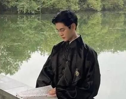 别给老师抹黑!大学老师撞脸“任嘉伦”,真实职业被扒出,怒了!休闲区蓝鸢梦想 - Www.slyday.coM