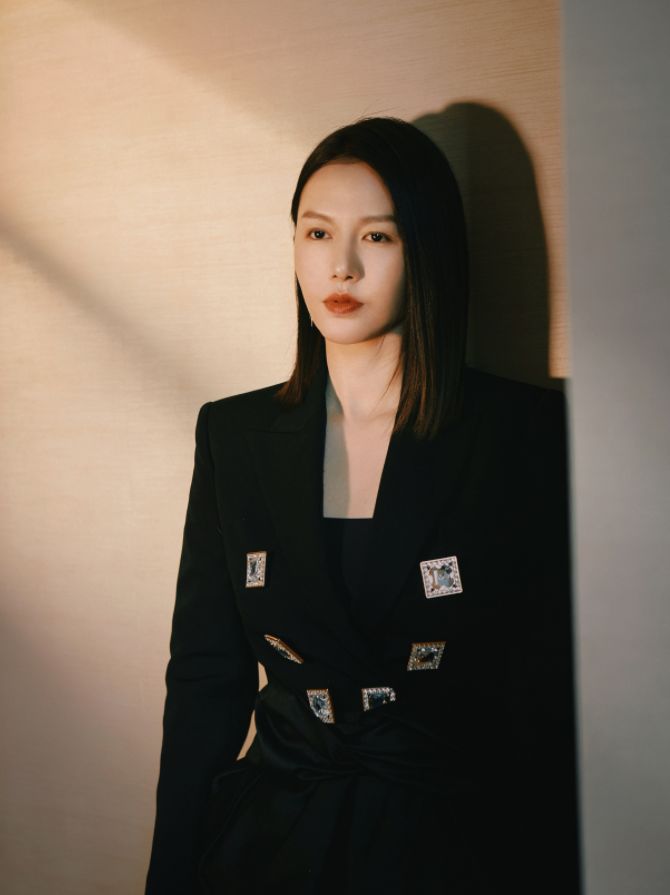 谭维维美得很霸气,羽绒衣也掩盖不住好身材,一头短发干净利落|谭维维