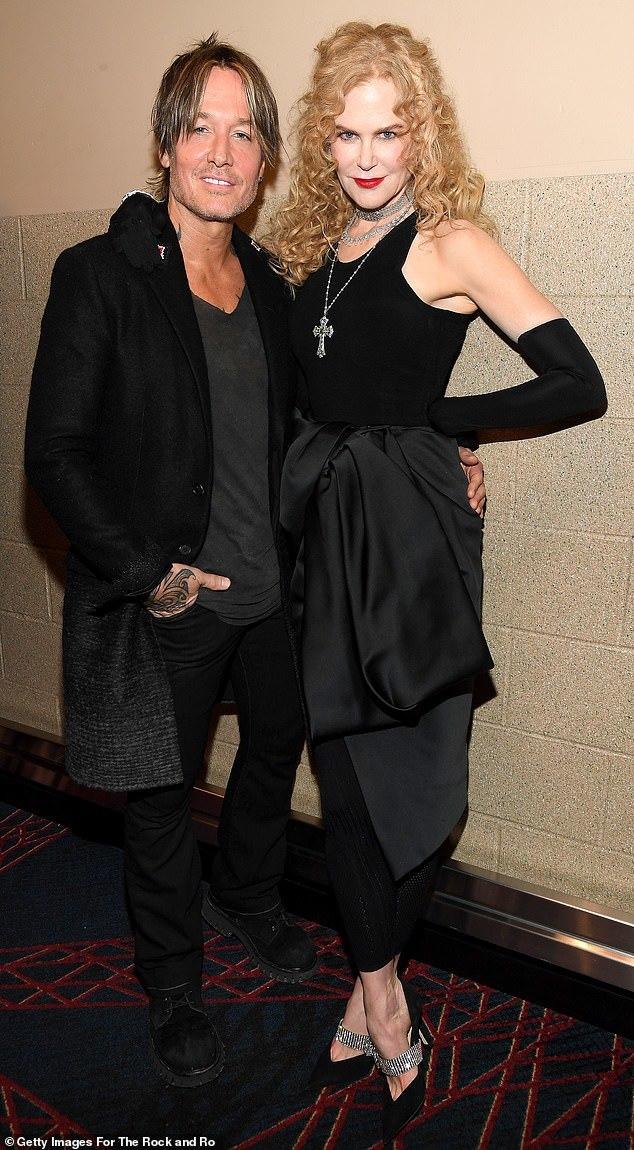 54岁妮可基德曼支持丈夫演出金发耀眼和31岁霉霉合影似同龄