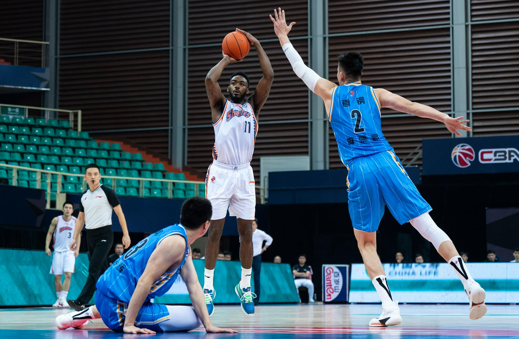 上海队球员富兰克林(右二)在比赛中投篮.新华社记者王冠森摄