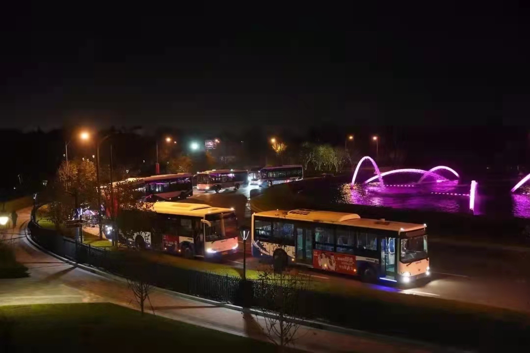 上海派出220辆公交车转送迪士尼游客。来源：上海发布
