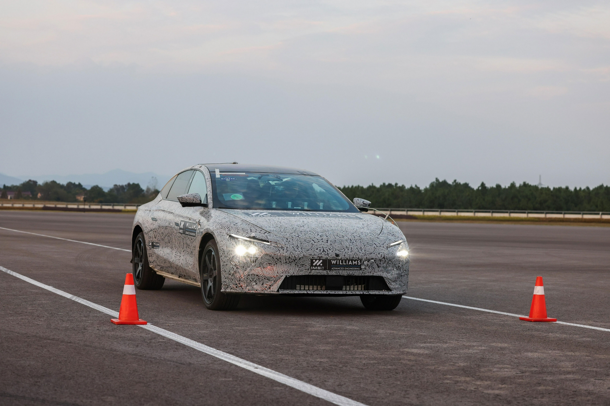 百公里加速3.87s 智己首款量产车型实测成绩发布
