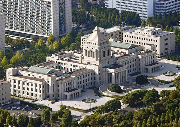 日本自民党和公明党执政联盟将于本月10日召开特别国会