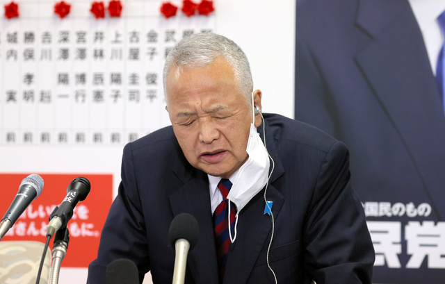 在自民党选举现场摆出“痛苦面具”的甘利明 图自朝日新闻