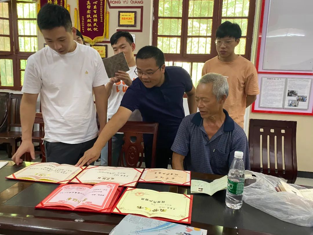▲2021年7月，杨华在湖南农村与村民交谈。左三为杨华。受访者供图