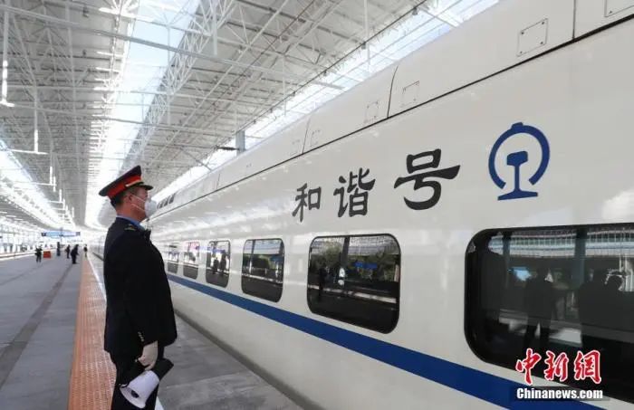 10月11日，D6723次列车从北京北站发车，开往张家口。中新社记者 贾天勇 摄