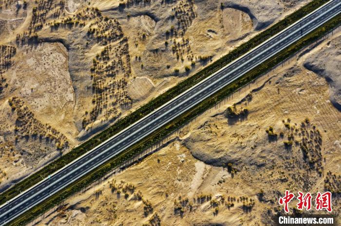 图为途径戈壁沙漠的G569线北仙高速公路。甘肃省交通运输厅官方供图
