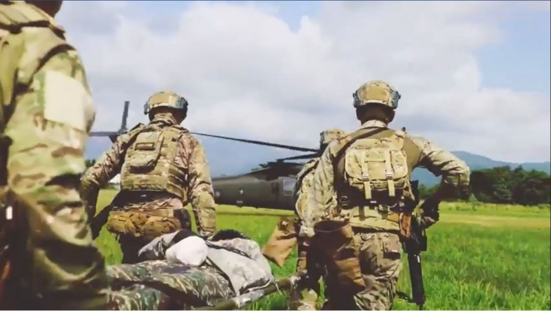 美军去年公布的第一特种作战群演训视频中，“罕见”出现美军与台军共同演训的内容。图自台湾《联合报》
