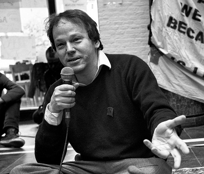 大卫·格雷伯在阿姆斯特丹大学演讲 图片来源：Wikimedia