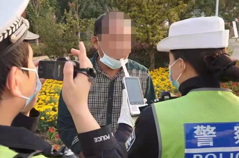 谁能想到！一次交通违法，竟帮女子找回失踪18年的父亲......休闲区蓝鸢梦想 - Www.slyday.coM