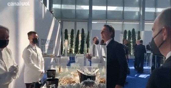 博索纳罗被发现与服务员聊天，视频截图