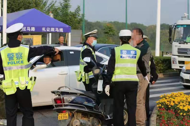 谁能想到！一次交通违法，竟帮女子找回失踪18年的父亲......休闲区蓝鸢梦想 - Www.slyday.coM