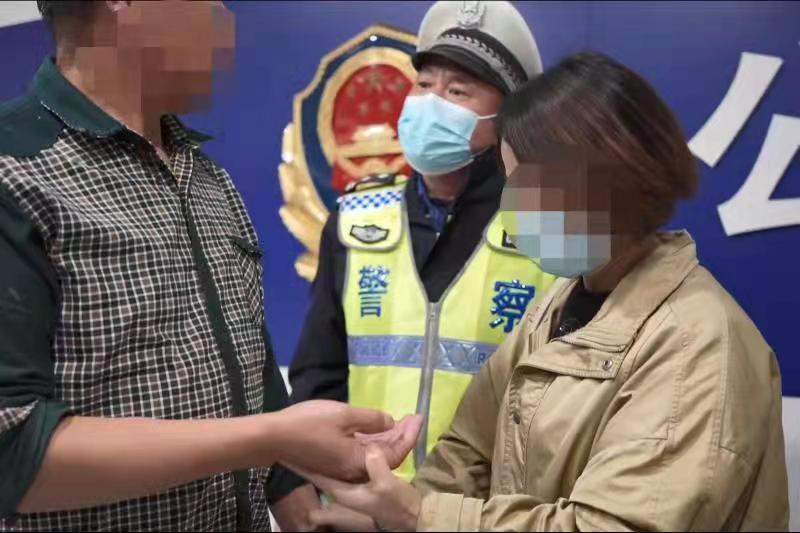 谁能想到！一次交通违法，竟帮女子找回失踪18年的父亲......休闲区蓝鸢梦想 - Www.slyday.coM