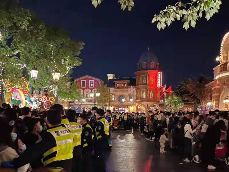 10月31日晚，上海迪士尼乐园内，警方在组织游客有序撤离。受访者供图