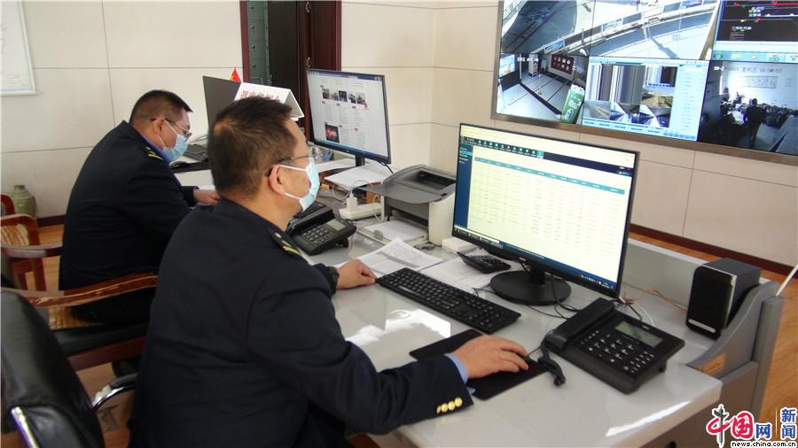 兰州客运段生产应急指挥中心24小时值班,做好安全生产,疫情监控.