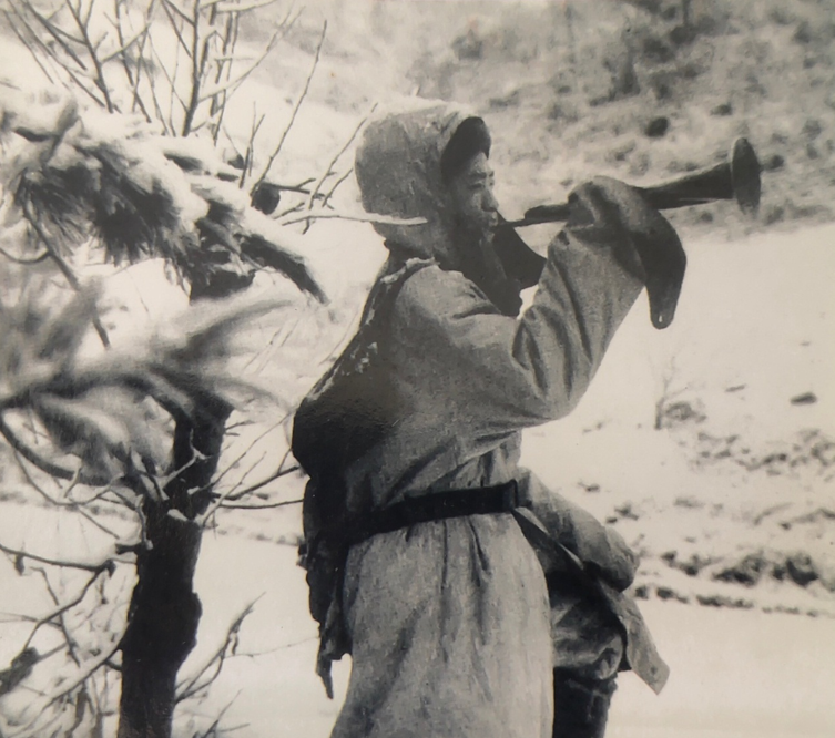 阵地仅剩7名战士他用这把军号吓退敌军