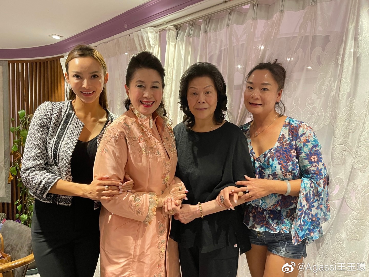 据悉,年轻时候的陈惠敏非常花心,曾与新藤惠美传出恋情,不过吴国英却