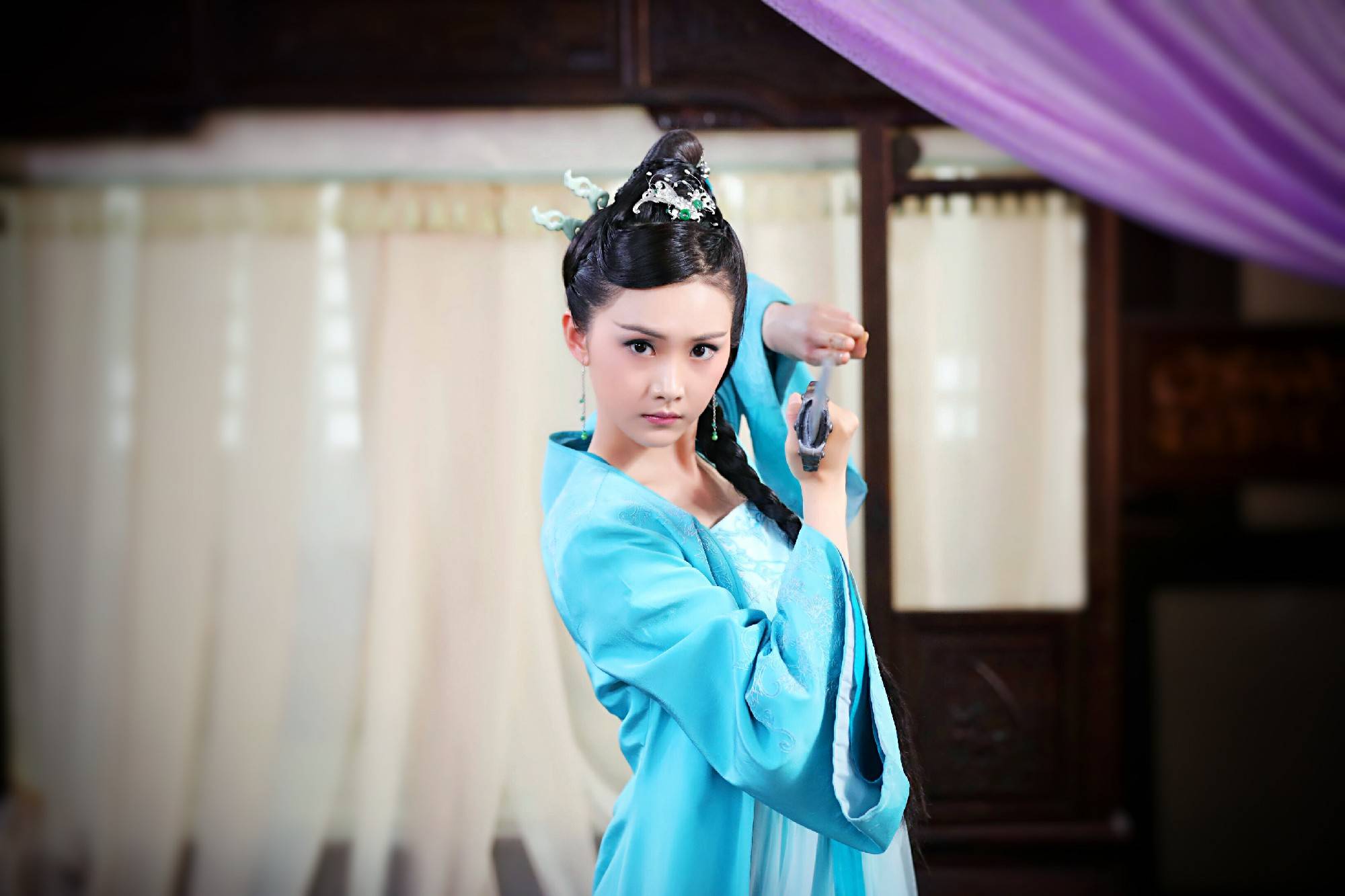 由孙骁骁,路宏,王嵛,张天阳等主演的电视剧《新白蛇传》正在腾讯视频